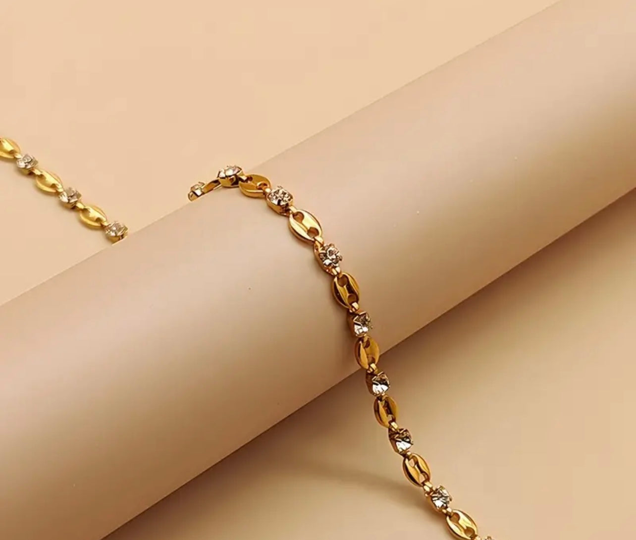 Collier élégant et sexy en acier inoxydable plaqué or 14 carats avec des pierres de zircone, motif de grains de café avec détail , bijoux à la mode pour femmes, polyvalent pour toutes les saisons et le port quotidien.