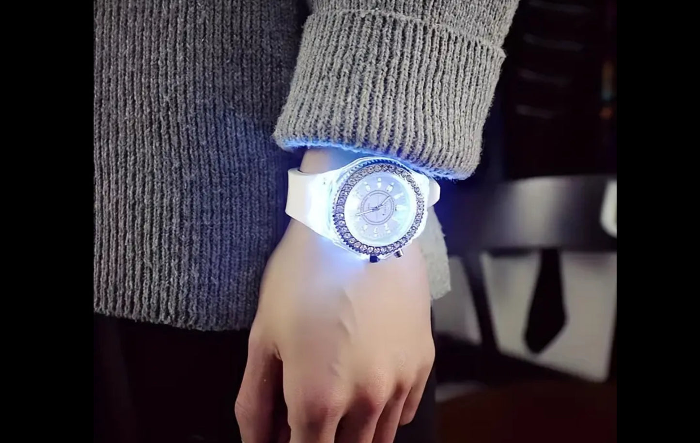 Style Preppy Montre à Quartz pour Hommes ,femmes et Adolescents, Mouvement Mécanique Non Réversible, Bracelet TPU, Affichage des Aiguilles Lumineuses, Boîtier en Plastique Durable - Montre Lumineuse à la Mode pour une Visibilité Nocturne