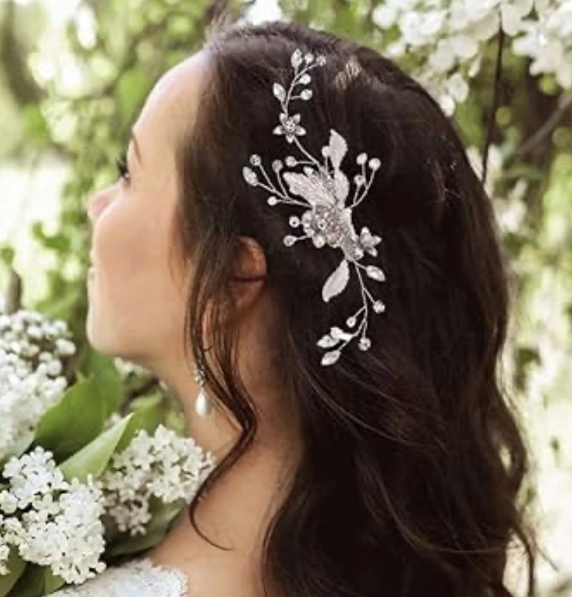 Le bandeau de mariée sera un cadeau idéal pour votre amie, votre mariée, votre demoiselle d'honneur et votre petite amie à Noël, un anniversaire, la Saint-Valentin, la fête des mères.
Belles et élégantes, ces accessoires pour cheveux de mariée .