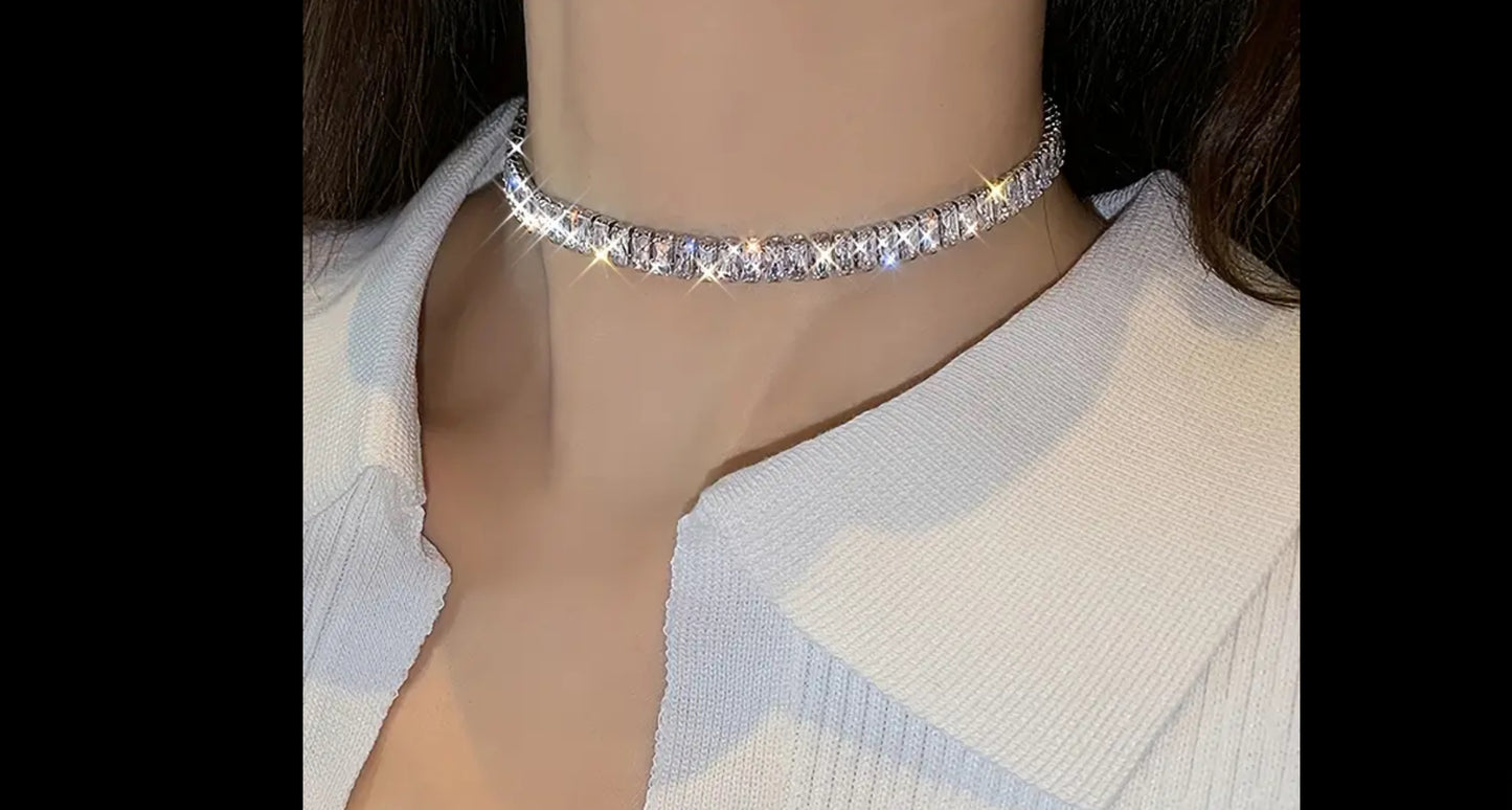 Collier de tennis brillant et imposant pour soirée des dames, idéal pour épouse et amies.