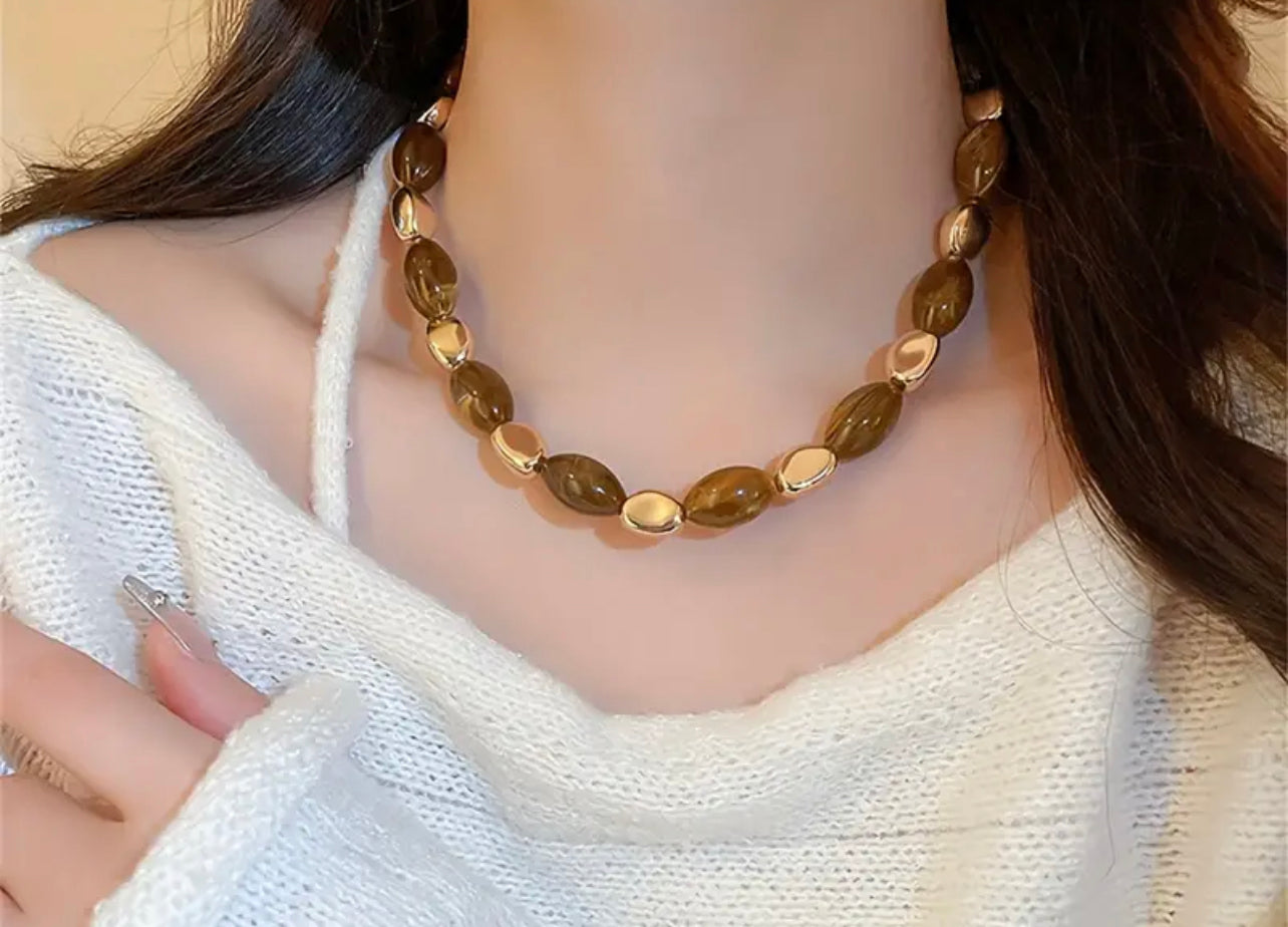 Collier ras du cou vintage d'inspiration française avec pendentif en résine, adapté à un usage quotidien et aux occasions formelles, à porter toute l'année.