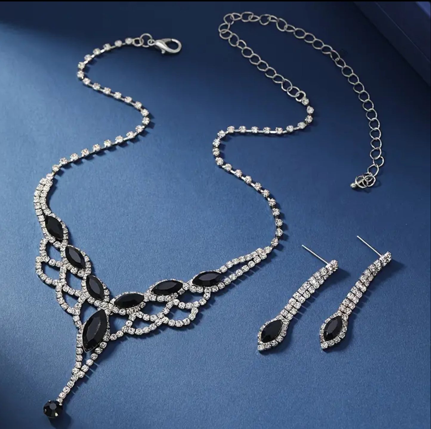 Ensemble Élégant de Boucles d'Oreilles et Collier à Pompons en Forme de V avec Strass Scintillants - Plaqué Argent, Parfait pour les Mariages & les Fêtes