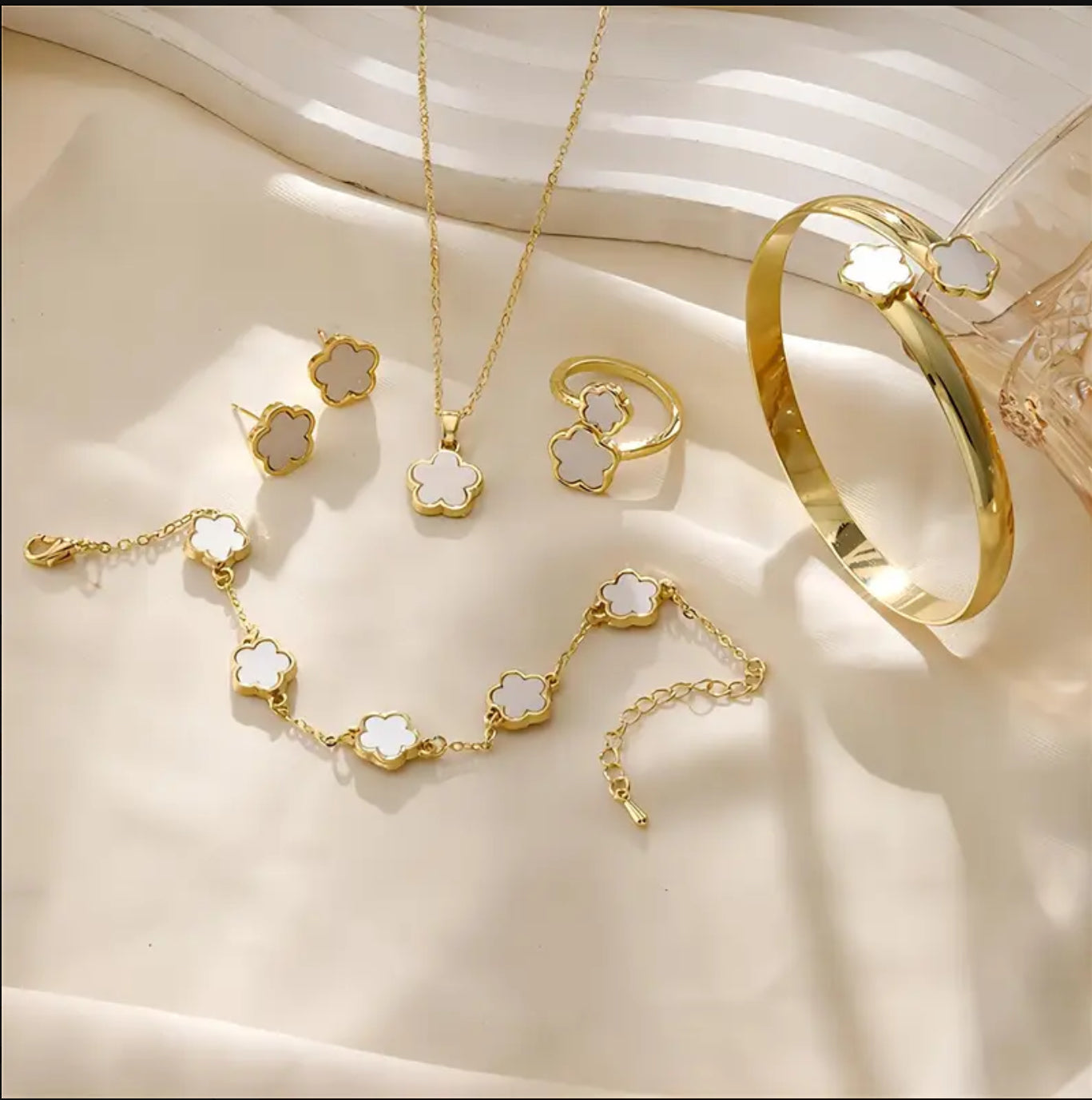 Ensemble de Bijoux Élégant 5 Pièces pour Femme - Bracelet Chic en Acrylique à Fleurs, Collier, Bague, Boucles d'Oreilles & Bracelet - Parfait pour Tenue Décontractée & Cadeau