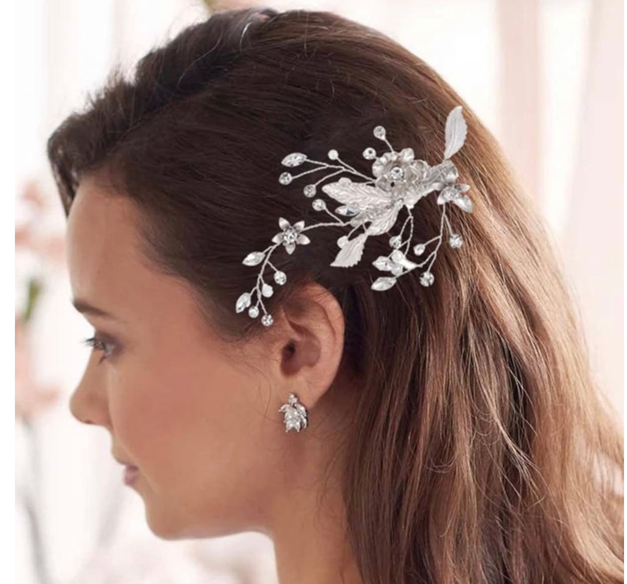 Le bandeau de mariée sera un cadeau idéal pour votre amie, votre mariée, votre demoiselle d'honneur et votre petite amie à Noël, un anniversaire, la Saint-Valentin, la fête des mères.
Belles et élégantes, ces accessoires pour cheveux de mariée .