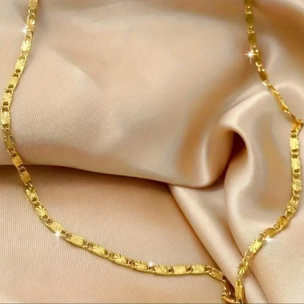 Collier Chaîne Fleur Gravée Élégant de 5mm pour Femmes - Luxueux en Doré, Cadeau Parfait pour Elle pour les Anniversaires & la Saint-Valentin