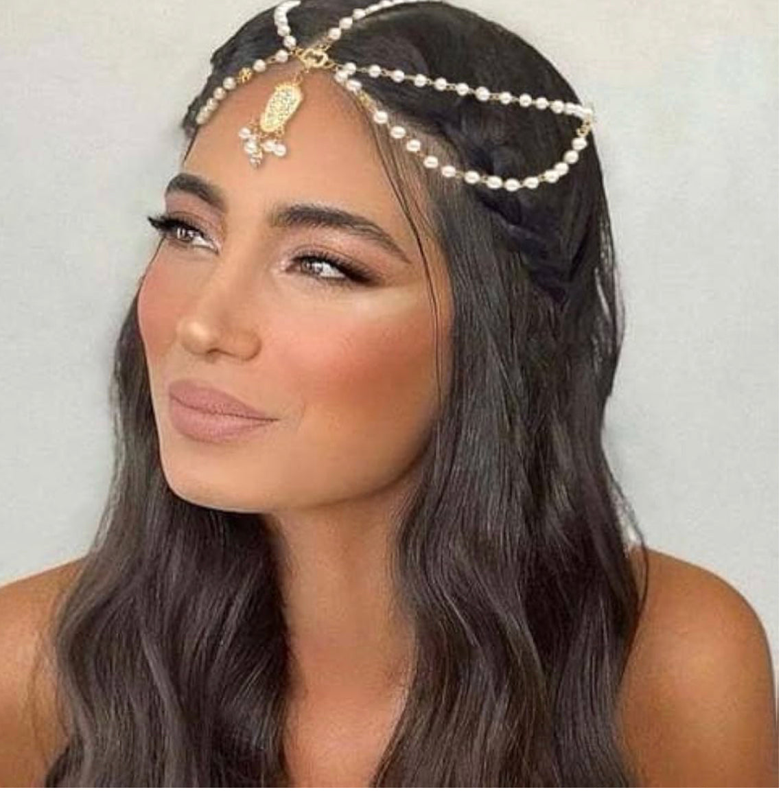 Les bijoux de tête superposés sont accentués par un design élégant qui rend les coiffes parfaites pour les mariages classiques et vintage.
Les bandeaux perlés sont de taille unique et vous pouvez les serrer à l'arrière.