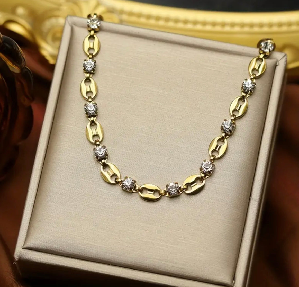 Collier élégant et sexy en acier inoxydable plaqué or 14 carats avec des pierres de zircone, motif de grains de café avec détail de lien de nez de cochon, bijoux à la mode pour femmes, polyvalent pour toutes les saisons et le port quotidien.