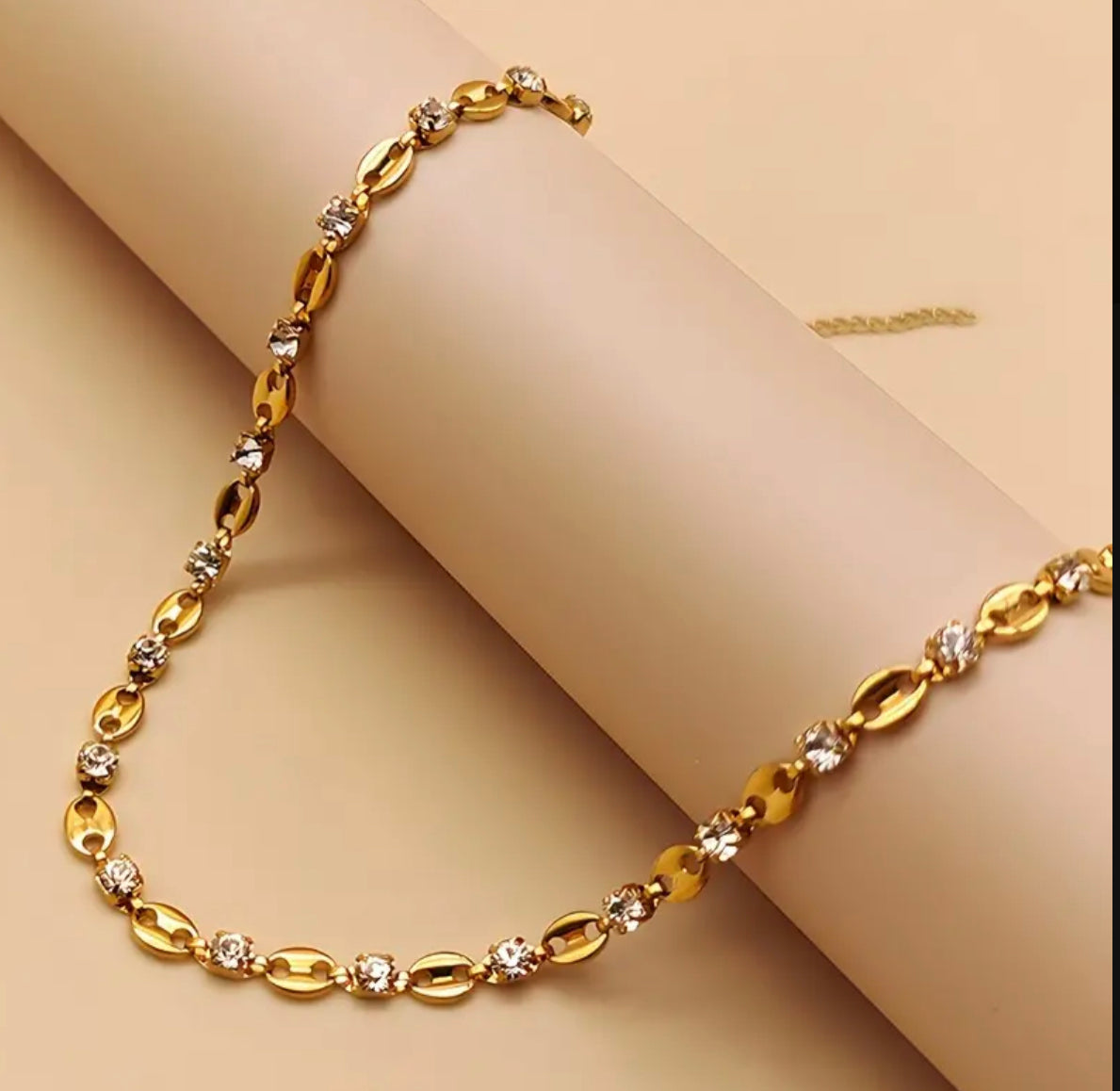 Collier élégant et sexy en acier inoxydable plaqué or 14 carats avec des pierres de zircone, motif de grains de café avec détail de lien de nez de cochon, bijoux à la mode pour femmes, polyvalent pour toutes les saisons et le port quotidien.