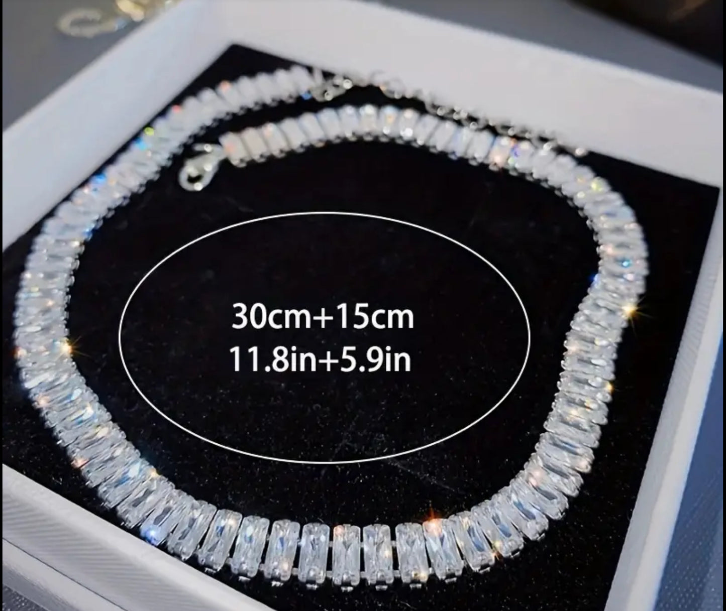Collier de tennis brillant et imposant pour soirée des dames, idéal pour épouse et amies.