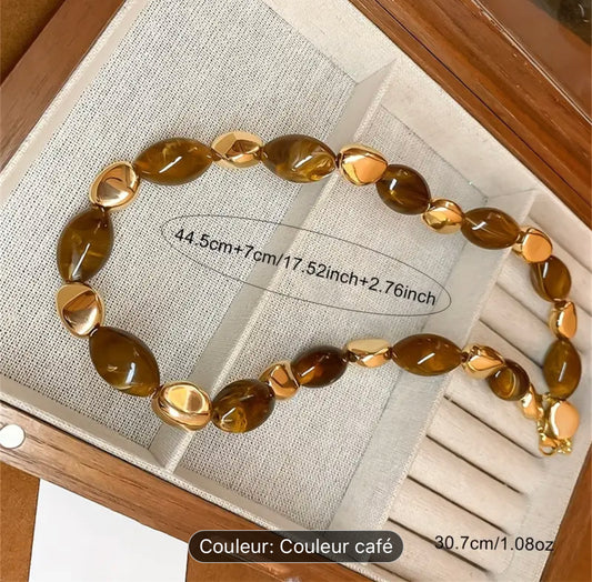 Collier ras du cou vintage d'inspiration française avec pendentif en résine, adapté à un usage quotidien et aux occasions formelles, à porter toute l'année.