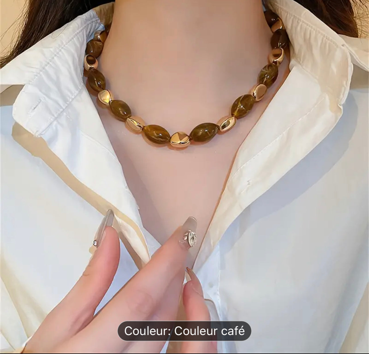 Collier ras du cou vintage d'inspiration française avec pendentif en résine, adapté à un usage quotidien et aux occasions formelles, à porter toute l'année.
