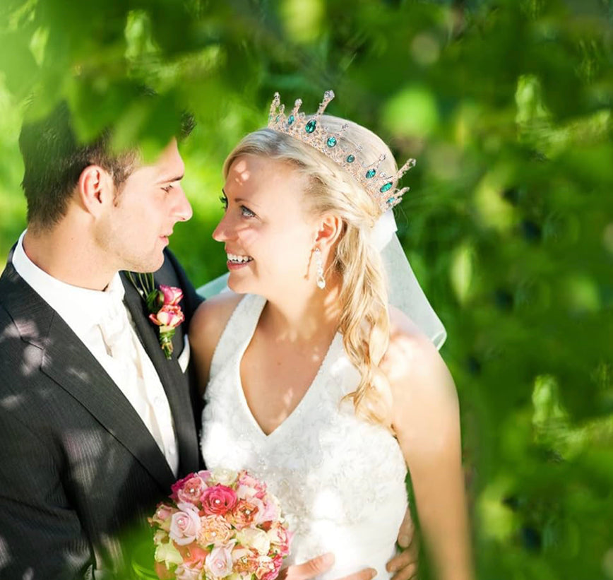 Bandeau design : La couronne de mariée est élégante et noble avec un design de couronne ronde dorée, sous la décoration de cristaux blancs les strass Vert deviennent encore plus étincelants et particulièrement chatoyants.
FACILE À UTILISER :cette œuvre