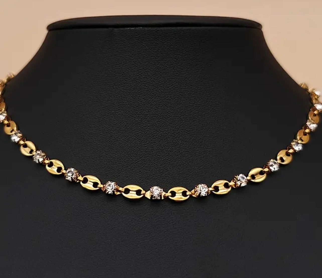 Collier élégant et sexy en acier inoxydable plaqué or 14 carats avec des pierres de zircone, motif de grains de café avec détail , bijoux à la mode pour femmes, polyvalent pour toutes les saisons et le port quotidien.
