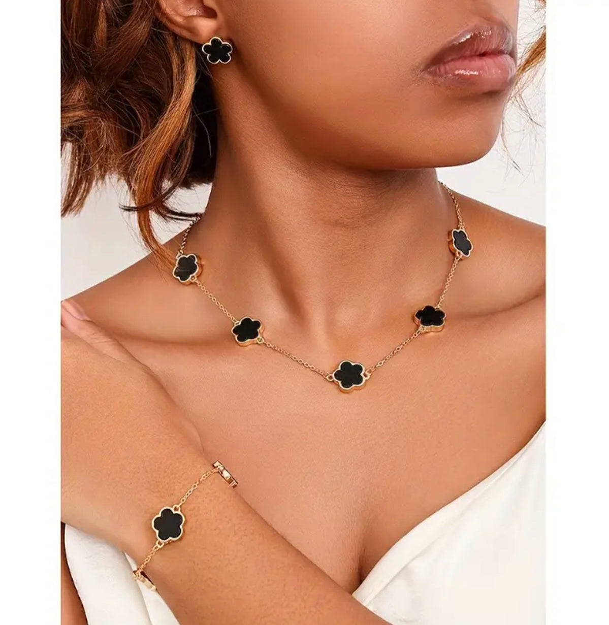 Ensemble de Bijoux Chic Minimaliste Fleur de Trèfle - Collier et Boucles d'Oreilles en Alliage de Zinc & Résine, Parfait pour Tenue Décontractée ou Cadeau de Saint-Valentin, Accessoire Élégant pour Femme