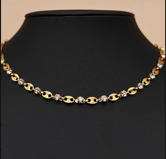 Collier élégant et sexy en acier inoxydable plaqué or 14 carats avec des pierres de zircone, motif de grains de café avec détail de lien de nez de cochon, bijoux à la mode pour femmes, polyvalent pour toutes les saisons et le port quotidien.