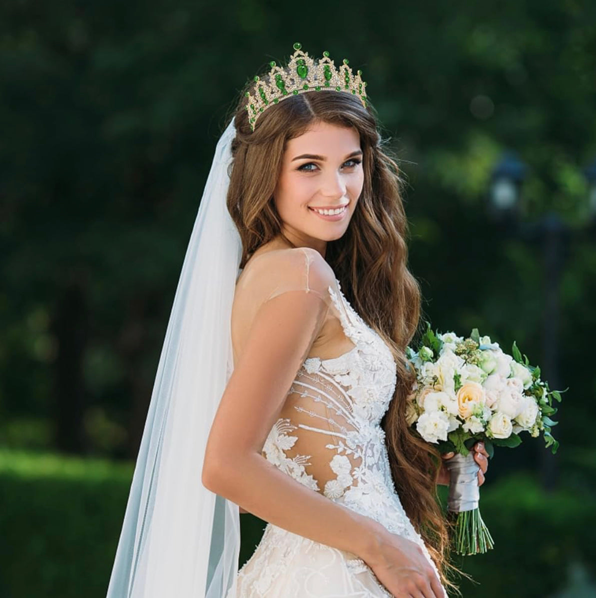 Couronne de reine exquise Notre couronne de princesse en cristal est spécialement conçue pour les femmes. Cela vous fait briller comme une reine lors des occasions importantes. En portant notre couronne de reine, vous ressemblerez à la reine que vous êtes