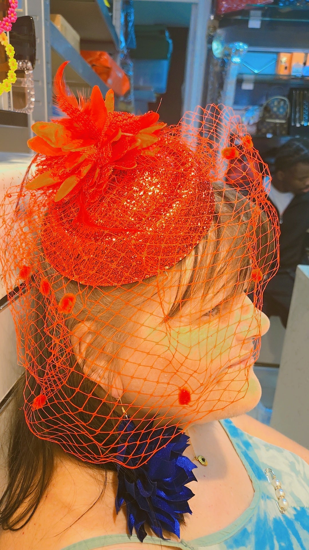 Chapeau moitié tête,  pour mariage, occasion spéciale, avec tuile, rouge, vert, blanc, noir