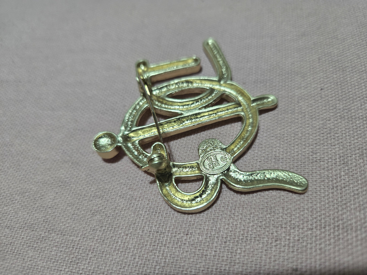 Broche doré luxe