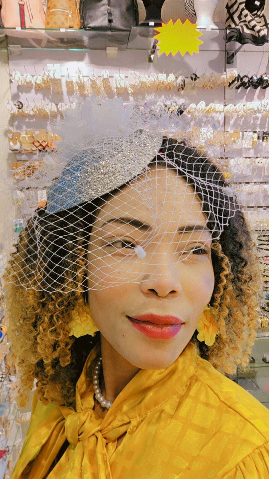 Chapeau moitié tête,  pour mariage, occasion spéciale, avec tuile, rouge, vert, blanc, noir