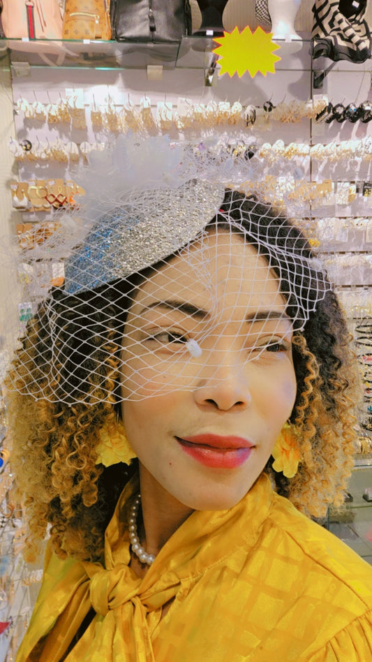 Chapeau moitié tête,  pour mariage, occasion spéciale, avec tuile, rouge, vert, blanc, noir