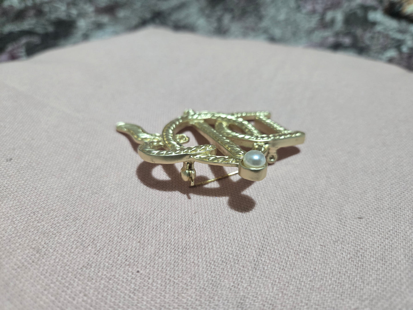 Broche doré luxe