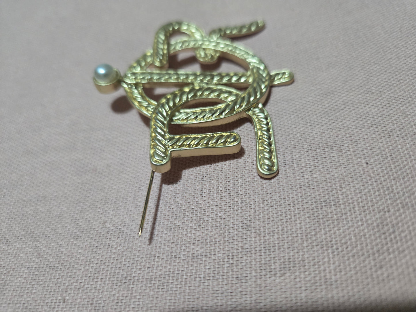 Broche doré luxe