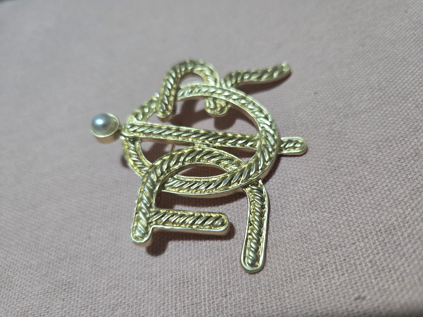 Broche doré luxe